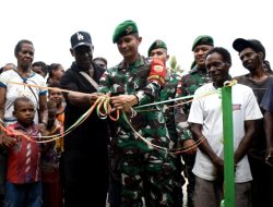 Satgas Yonif 125/SMB Bangun Jamban Sehat