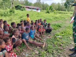 Isi Waktu Libur Sekolah, Satgas Yonif 125/SMB Berikan Wawasan Kebangsaan Kepada Anak-Anak Kampung Wogikel
