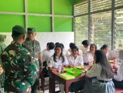 Bakti TNI dalam Tingkatkan Mutu Pendidikan, Pamtas Yonarmed 10/ Bradjamusti Bantu Rehabilitasi Eks Puskesmas