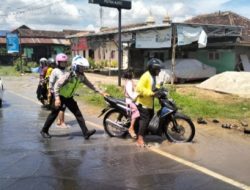Banjir Genangi Jalan Ahmad Yani Pringsewu, Polisi Turun Tangan