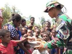 Satgas Yonif 125/SMB Berbagi Makanan Kepada Masyarakat di Jum’at Berkah