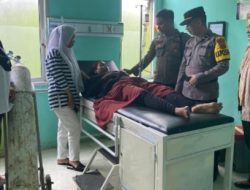 Wanita Pingsan di Emperan Toko Diselamatkan Aparat Kepolisian