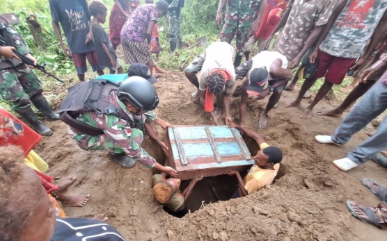 Kurangi Beban Duka Warga, Satgas Yonif 125/SMB Bantu Proses Pemakaman IMG_20240417_103757