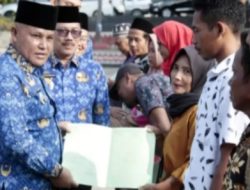 Bupati Lamsel Serahkan Sertifikat Gratis ke Warga Penerima Bedah Rumah