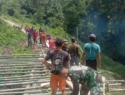 Satgas Pamtas RI-Malaysia Yonarmed 16/TK Gotong- Royong Perbaiki Jembatan Bersama Masyarakat Perbatasan