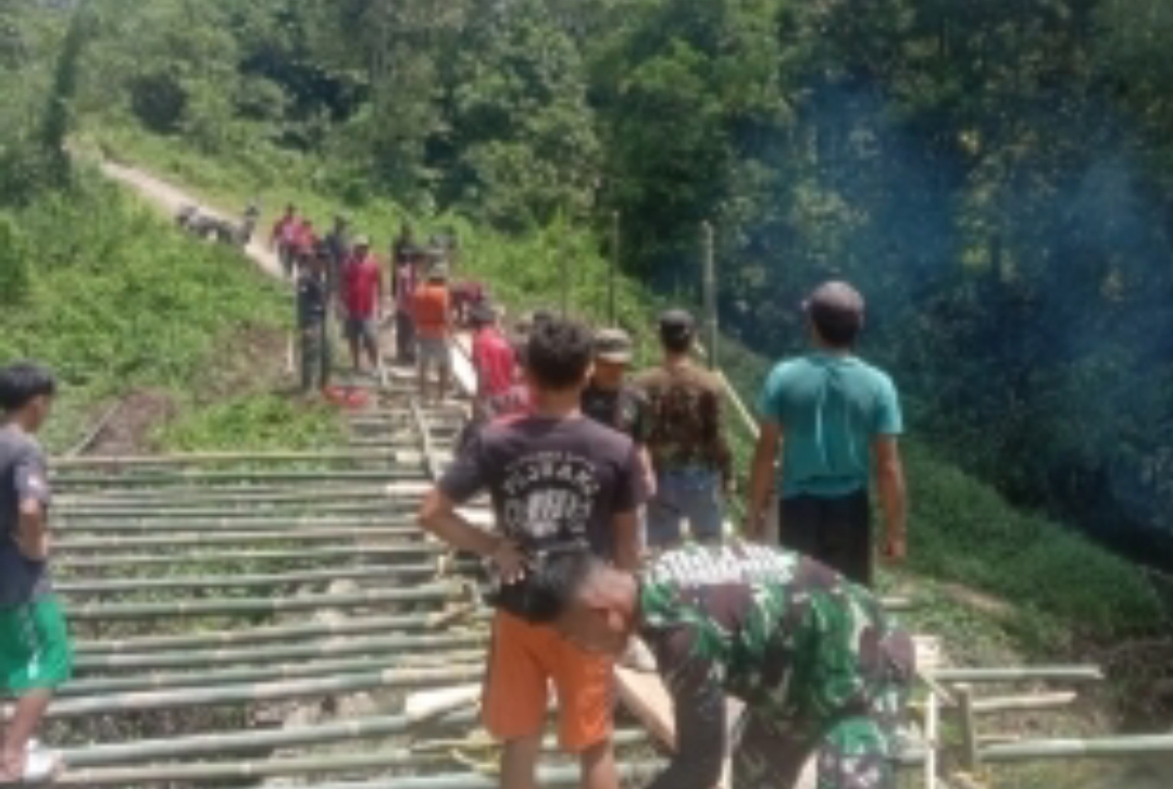 Satgas Pamtas RI-Malaysia Yonarmed 16/TK Gotong- Royong Perbaiki Jembatan Bersama Masyarakat Perbatasan IMG_20240420_081836