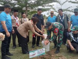 Peringati Hari Bumi, Satgas Pamtas RI-Malaysia Yonarmed 16/TK Menaman Pohon Bersama Siswa Perbatasan RI-Malaysia