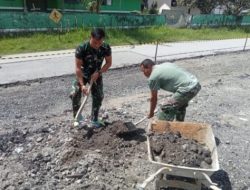 Satgas Pamtas RI-Malaysia Yonarmed 16/TK Perbaiki Jalan di Perbatasan