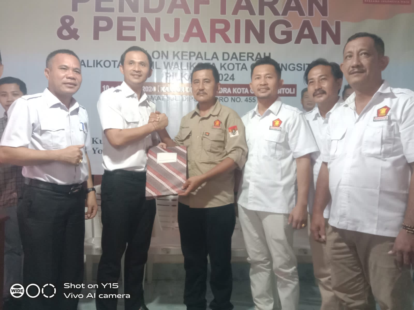 Foto Pasangan KARYA-YUNIUS serahkan berkas pendaftaran kepada Ketua Tim Penjaringan DPC Partai Gerindra