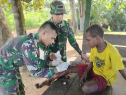 Tim Kesehatan Pos Bade Satgas Yonif 125/SMB Gerak Cepat Obati Anak Terluka