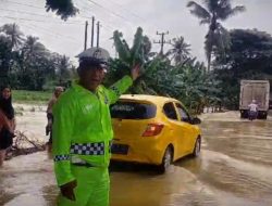 Banjir Poros Jalan Marossa, Satlantas Polres Soppeng Laksanakan Pamturlalin