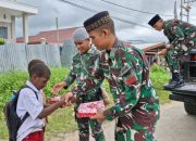 Terus Berbagi di Jumat Berkah, Pos Kotis Satgas Yonif 125/SMB Bagikan Makanan Ke Warga Kepi