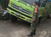 Babinsa Koramil 423–02/Arma Upayakan Penimbunan Jalan di Pasar Purwodadi