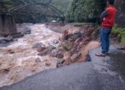 Jalan Penghubung Padang — Bukiittinggi Tertimbun Longsor