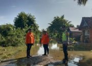 Kapolsek Muara Kuang Bersama BPBD Laksanakan Patroli dan Kunjungi Warga Terdampak Banjir