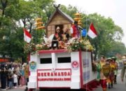 Kendaraan Hias Rumah Tengkiang Tampil Meriahkan Kirab Budaya Peringatan HUT Dekranas Ke-44 di Surakarta