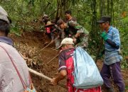 Satgas Pamtas RI-Malaysia Yonarmed 16/TK Karya Bhakti Bersama Masyarakat Perbatasan Perbaiki Akses Jalan