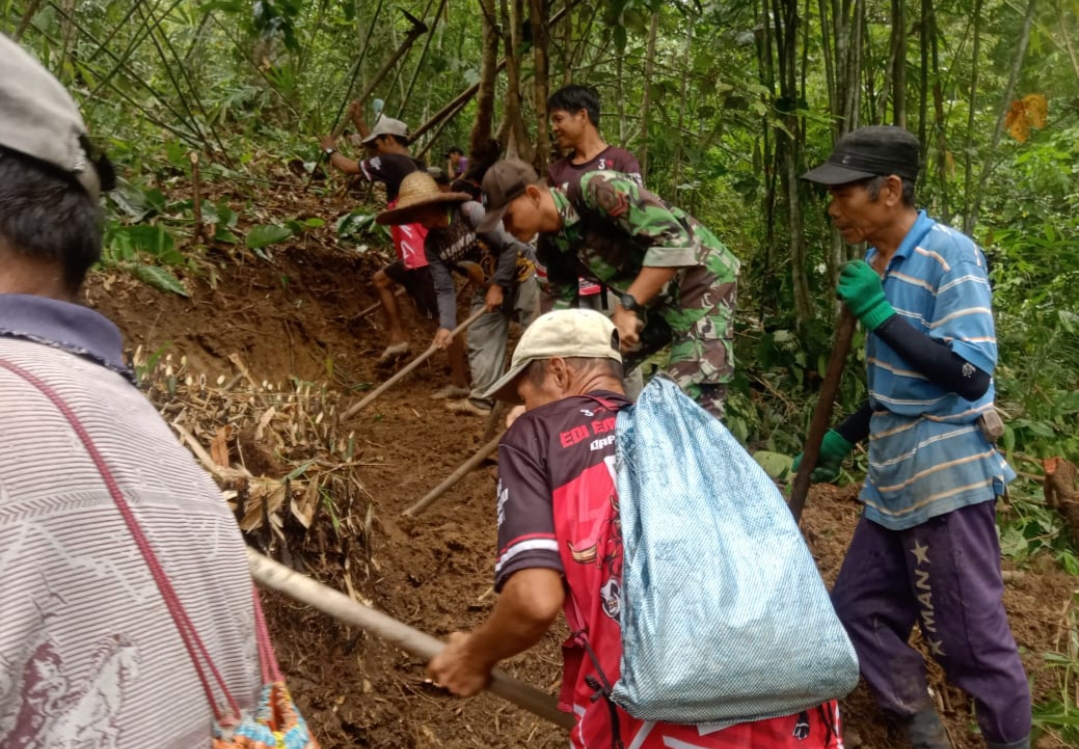 Satgas Pamtas RI-Malaysia Yonarmed 16/TK Karya Bhakti Bersama Masyarakat Perbatasan Perbaiki Akses Jalan IMG_20240520_064238
