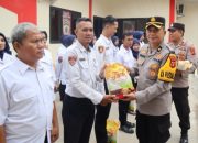 Sambut HUT Bhayangkara Ke 78, Kapolres Muara Enim Berikan Tali Asih Kepada PHL Polri