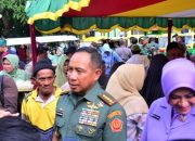 Panglima TNI Bagikan Paket Sembako di Tanjungpinang