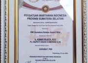 Pj Bupati OKI Terima Penghargaan Sahabat PWI