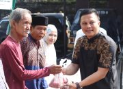 Peringati Idul Adha, Kapolres Muara Enim Berbagi Daging Kurban Kepada masyarakat