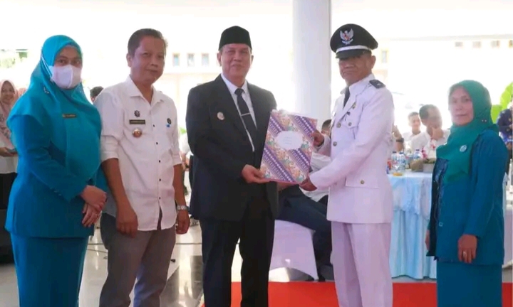 Serahkan SK Jabatan Kades 8 Tahun, Pj. Bupati: Jadikan Motivasi Agar Lebih Inovatif Melayani Warga IMG-20240626-WA0027