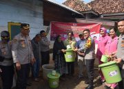 Menyambut ke-78 Bhayangkara, Polres Muara Enim Bangun MCK untuk warga