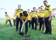 HUT Bhayangkara Ke-78, Polres Pringsewu Lakukan Penghijauan Lingkungan