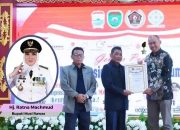 Bupati Musi Rawas Hj. Ratna Machmud menerima Penghargaan dari PWI 
