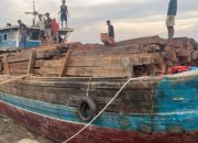 Ditreskrimsus Polda Riau Tangkap Nahkoda Kapal Bawa kayu ilegal 70 Ton di Meranti