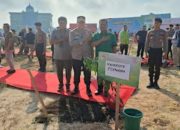 Kapolresta Pekanbaru Kompol Jeki Rahmat Mustika Menanam Pohon Serentak Dalam Rangka HUT Bhayangkara Ke-78