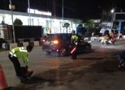 Bahayakan Pengguna Jalan, Sat Lantas Polres Muara Enim Bersihkan Tumpahan Oli di Jalan Sudirman