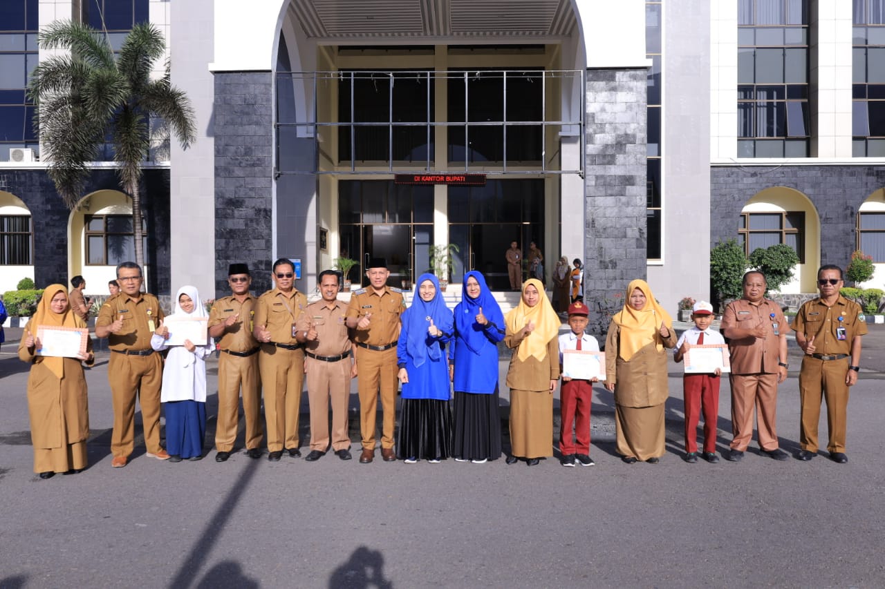Bupati Sabar AS lepas kontingen Jambore PKK di Kabupaten Solok . IMG-20240715-WA0026(1)