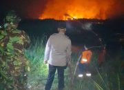 Mitigasi Karhutla, Kapolres Ogan Ilir Terjun Lapangan, Pimpin Padamkan Api Karhutla.