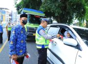 Bupati Labura Bagikan 1.500 Bendera Merah Putih Sambut Hari Jadi Labura Yang ke-16