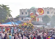 Hari Prosesi Puncak Tabuik Piaman 2024, Masyarakat dan Pengunjung Padati Prosesi Tabuik Naik Pangkek.