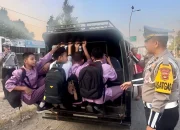 Sat Lantas Polres Muara Enim Tindak Sopir Angkutan yang Angkut Pelajar di Atap Mobil