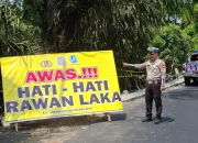 Pemasangan Spanduk Himbauan “AWAS HATI-HATI RAWAN LAKA” di Desa Beringin Lubai