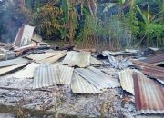 Rumah Kosong Berkobar dilalap si jago merah Di kecamatan pangkatan