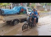 Tak Kunjung Diperbaiki! Begini Penampakan Jalan Blanakan-Cilamaya