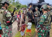TNI Marines Sent Peaceful Greetings To The Tomonsatu Children And Replied By Full Of Cheers