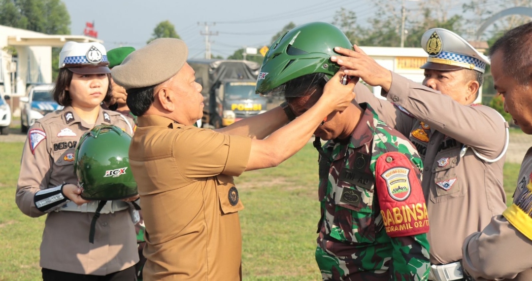 Plt Bupati Meranti AKBP Purn.H.Asmar mengikuti Apel Gelar Pasukan Operasi Patuh Lancang Kuning 2024 IMG_20240715_135646