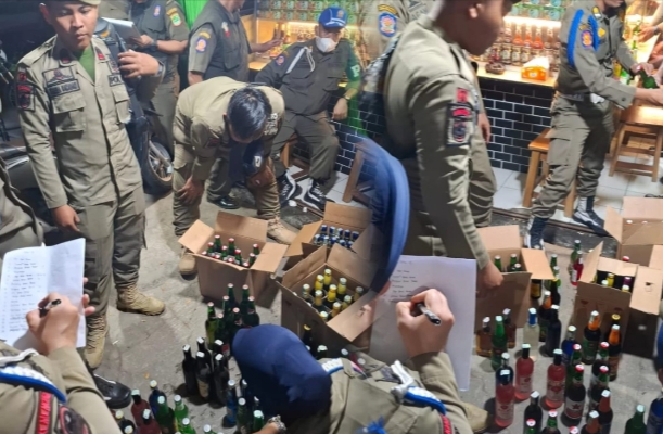 Satpol PP Karawang Sita Ribuan Minuman Beralkohol Ilegal IMG_20240718_213053