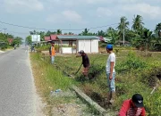 PemDes Pangkalan Batang Barat Bersama Mahasiswa KKN UNRI Riau , melaksanakan Bersih kampung. 