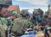 Kepedulian Satgas TNI Bagi Baju Gratis Untuk Warga Gigobak