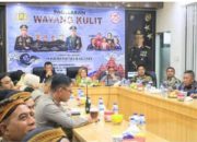 Plt,Bupati Labuhanbatu Menyaksikan Pagelaran Wayang Kulit dalam Rangka HUT 78 Bhayangkara.&nbsp;