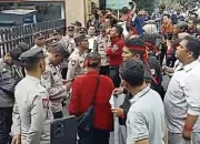 Turut Aksi Pimpin Pasukan Semut Merah di Mapolresta Pekanbaru, AMI Meminta AWB Dukung Penuh PH Basminews.Net lakukan Somasi kepada Media-media Tuding NSG Wartawan Gadungan 