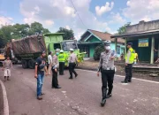 Polres Muara Enim Evakuasi Mobil Muatan Batu Bara Mogok di Jalan Lintas Tengah Desa Keban Agung