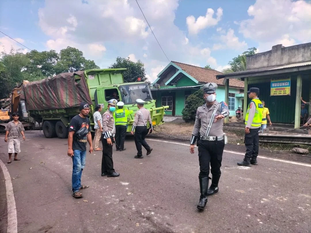 Polres Muara Enim Evakuasi Mobil Muatan Batu Bara Mogok di Jalan Lintas Tengah Desa Keban Agung IMG-20240806-WA0000